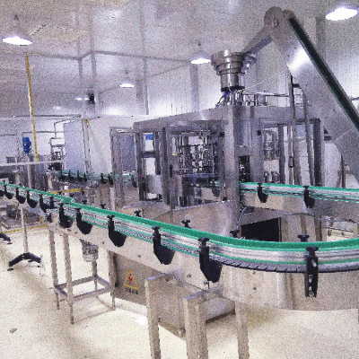 ¿Cómo se puede hacer coincidir la capacidad de la línea de bebidas con la demanda?