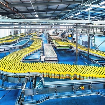 ¿Cómo se controla la presión de carbonatación durante la producción?